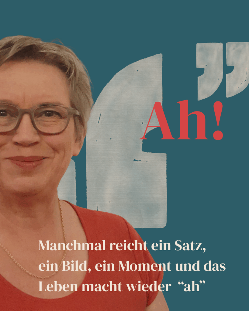 Silke Saracoglu lächelt in die Kamera, daneben steht der Satz „Manchmal reicht ein Satz, ein Bild, ein Moment und das Leben macht wieder ‚ah‘.“ – Symbol für Klarheit, Inspiration und den Moment des Verstehens.